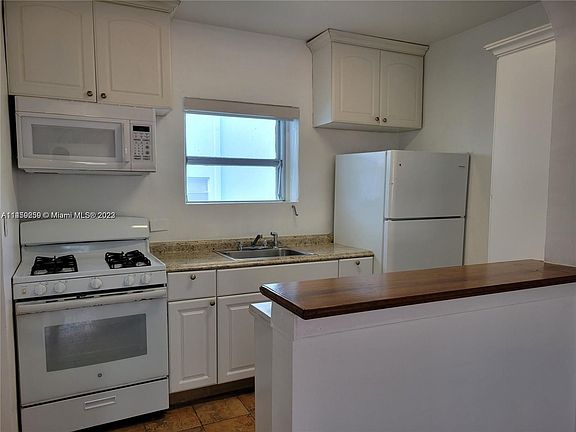 4th image of 1982 Marseille Dr APT 3