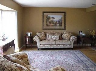 8 Parkway Dr, Syosset, NY 11791