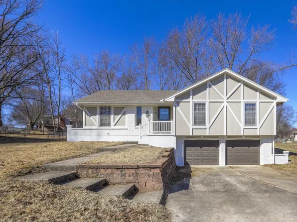 902 Kingston Ct, Liberty, MO 64068