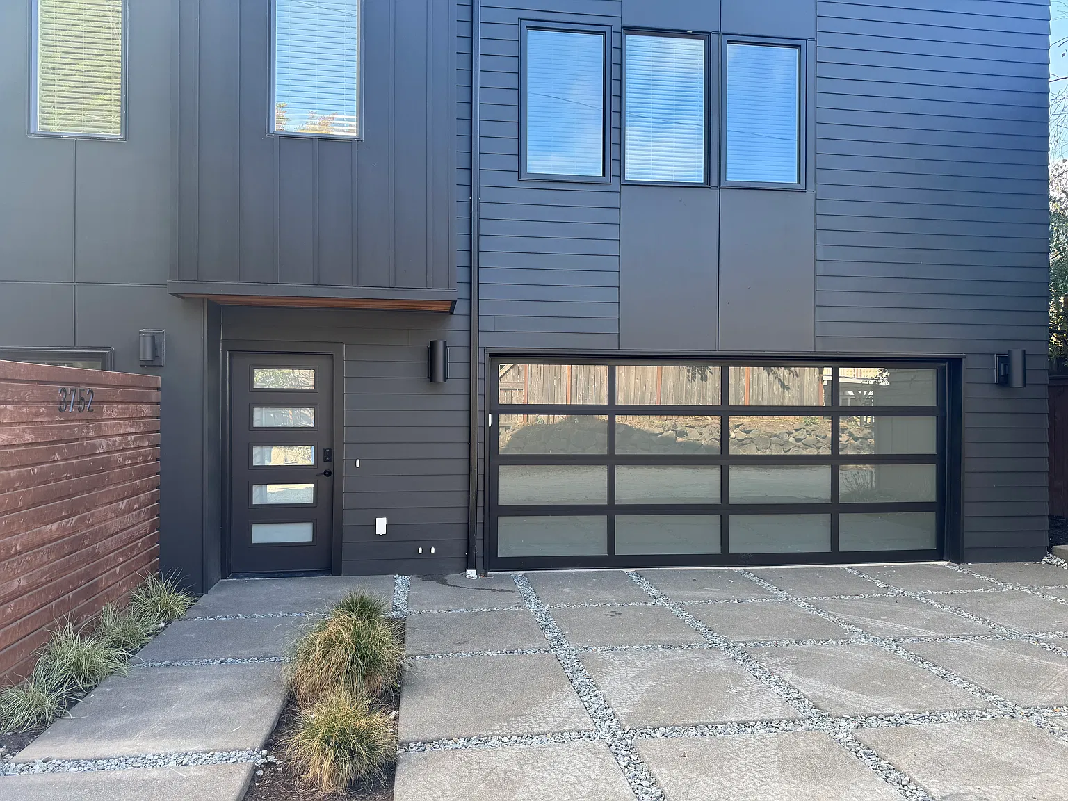 3 bed, 3.5 bath, 2200 sqft, $5,000 — Photo 2