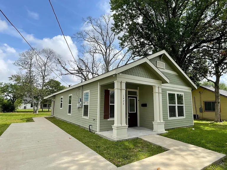 1426 Johnson Ave — Photo 5