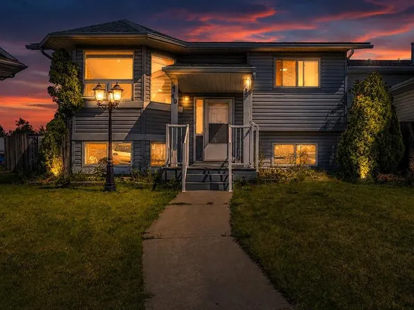 40 W Costa Mesa Pl NE, Calgary, AB T1Y 6W8