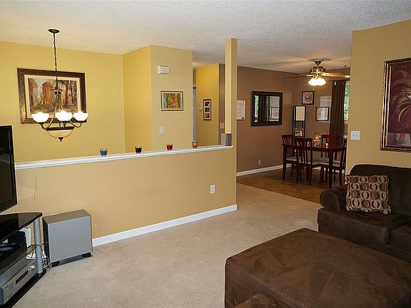 3rd image of 33 Hilton Dr