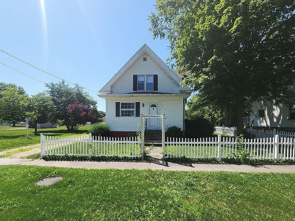 1st image of 838 E 2nd St