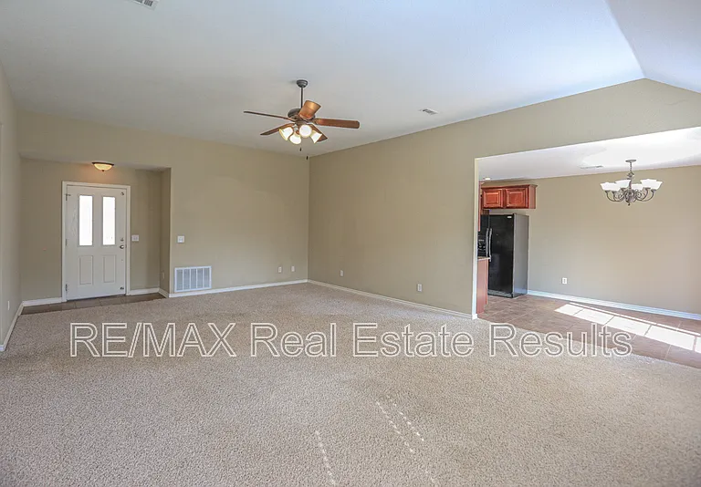 6303 S 37th St — Photo 11