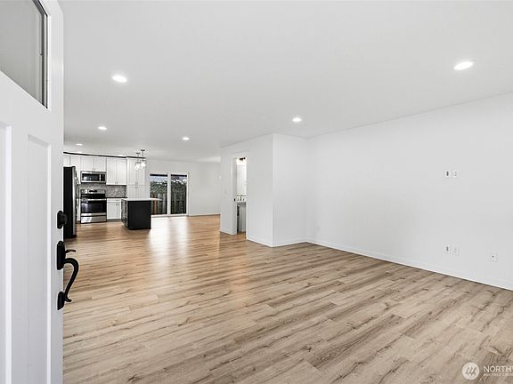 4th image of 9815 178th Way SW