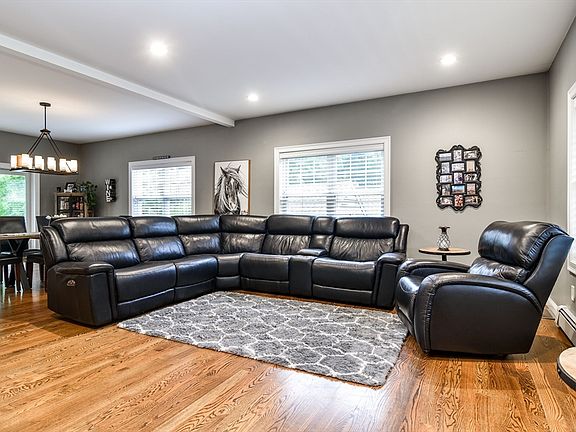 3rd image of 52 Oakdale Rd