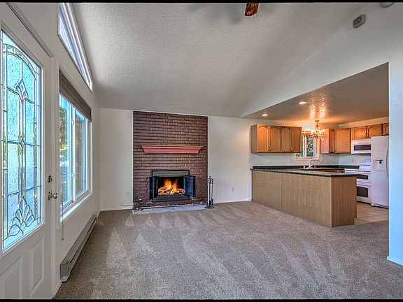5th image of 687 Cranberry Dr