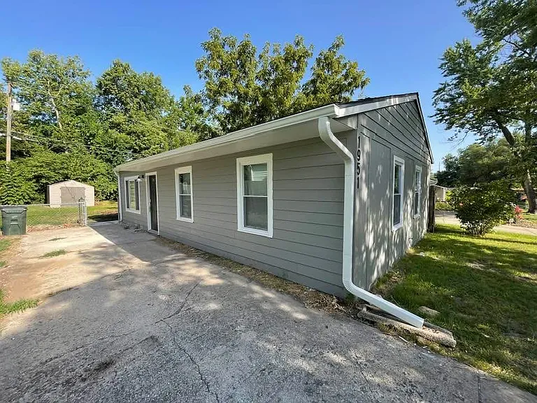 1951 Miller Dr — Photo 2