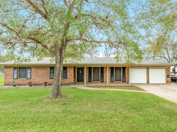 112 Blossom St, Lake Jackson, TX 77566