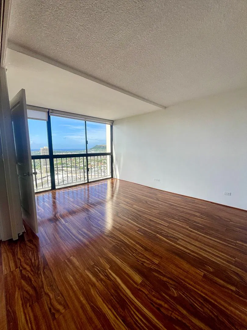 25th Floor Condo with Diamond Head and Ocean views. — Photo 3