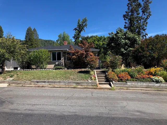911 NE Campus Dr — Photo 1