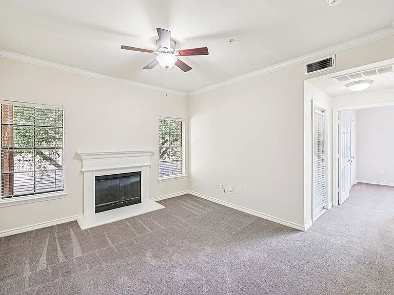 Oaks Riverchase Apartments — Photo 5