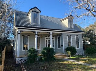 609 E Live Oak St, Cuero, TX 77954
