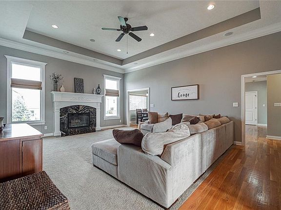 3rd image of 3692 Woodvine Dr