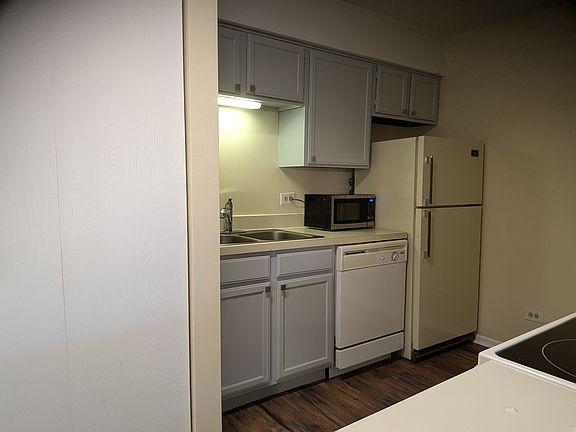 4th image of 1422 Wyndham Cir #204