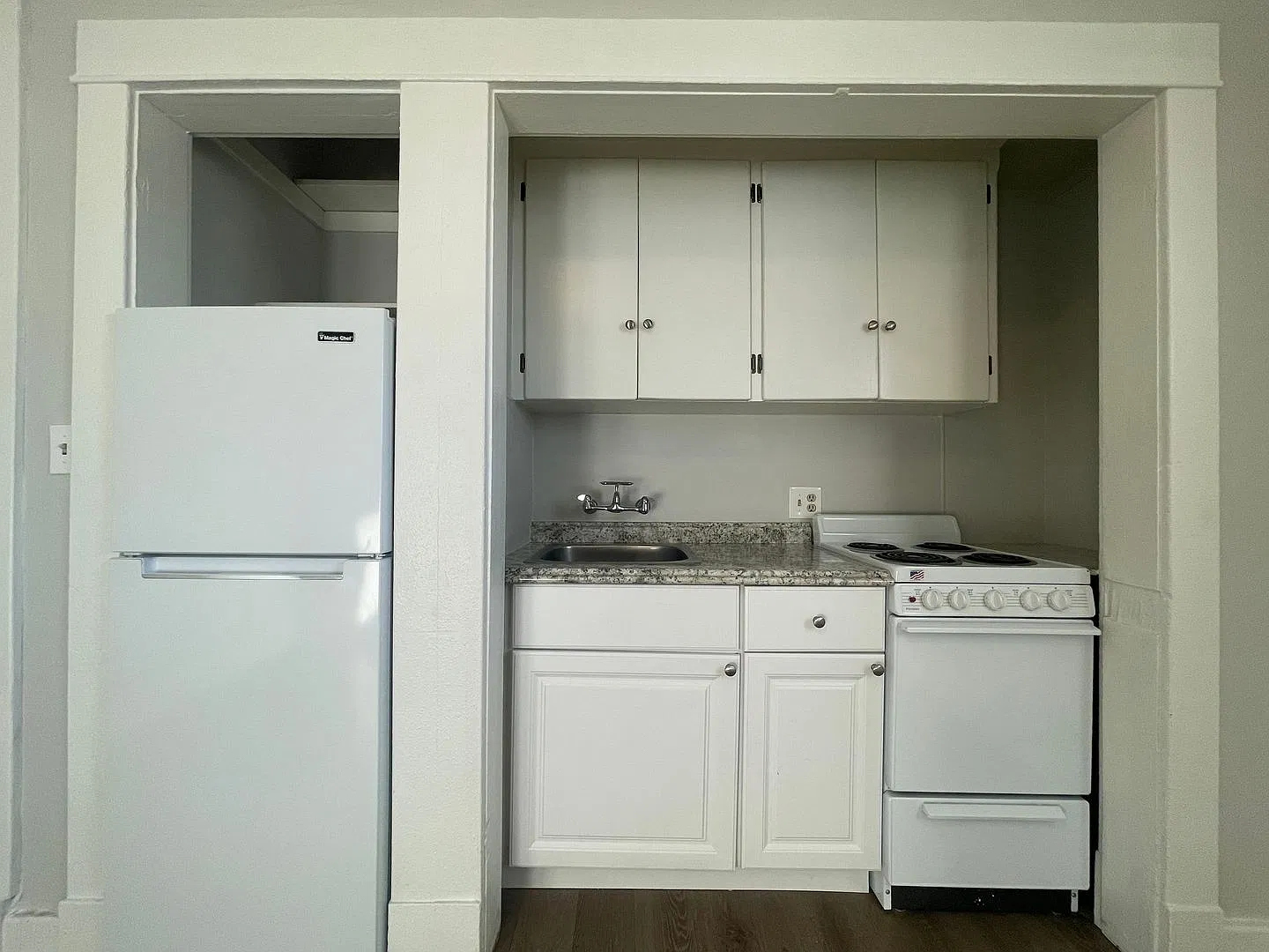 Lascelle Studio Suites — Photo 2