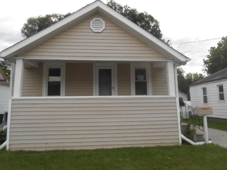2302 N Clinton St — Photo 1
