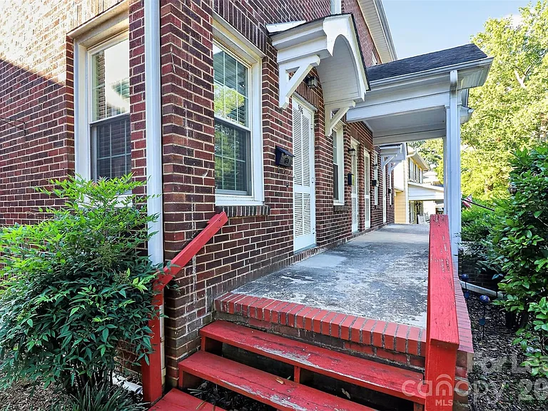 906 S York St — Photo 2