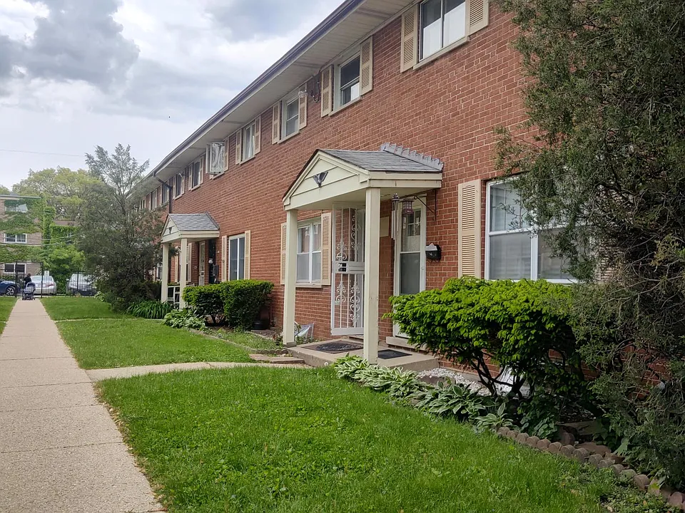 1411 W Touhy Ave