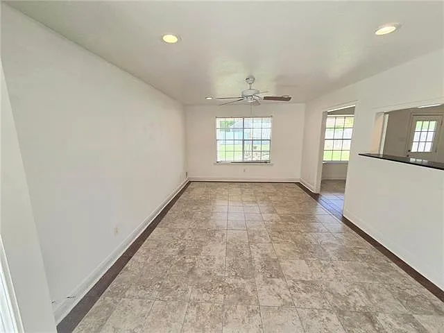 3 bed, 1.0 bath, 1400 sqft, $1,800 — Photo 3