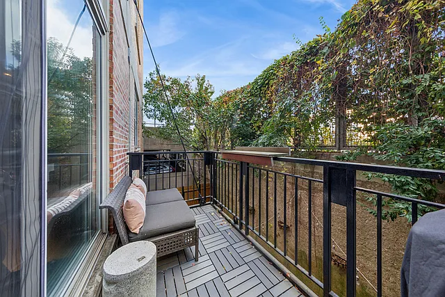 1740 N Maplewood Ave #122 — Photo 3