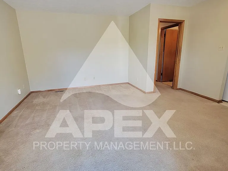 Elmwood Apartments — Photo 37