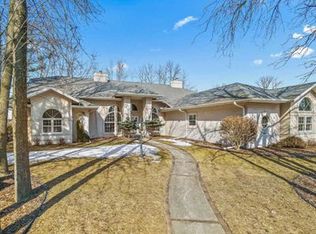 402 Wild Oak Dr, Manitowoc, WI 54220