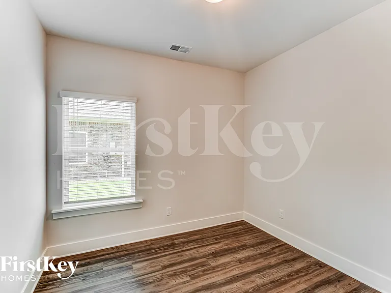 1410 Woodridge Pl — Photo 11