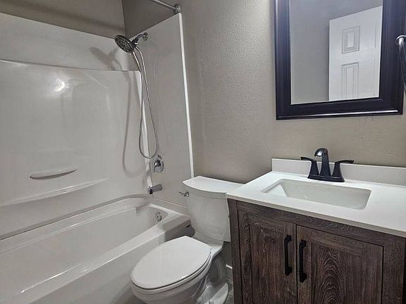 4th image of 1721 Country Manor Blvd