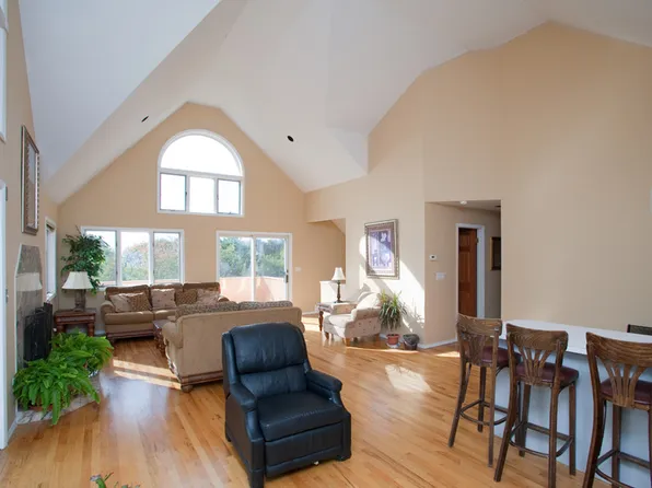 https://photos.zillowstatic.com/fp/e76fd5f95e041cdf16607a121b20b931-p_e.webp