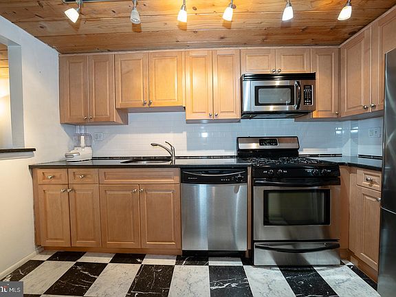 4th image of 870 N 28th St APT 215