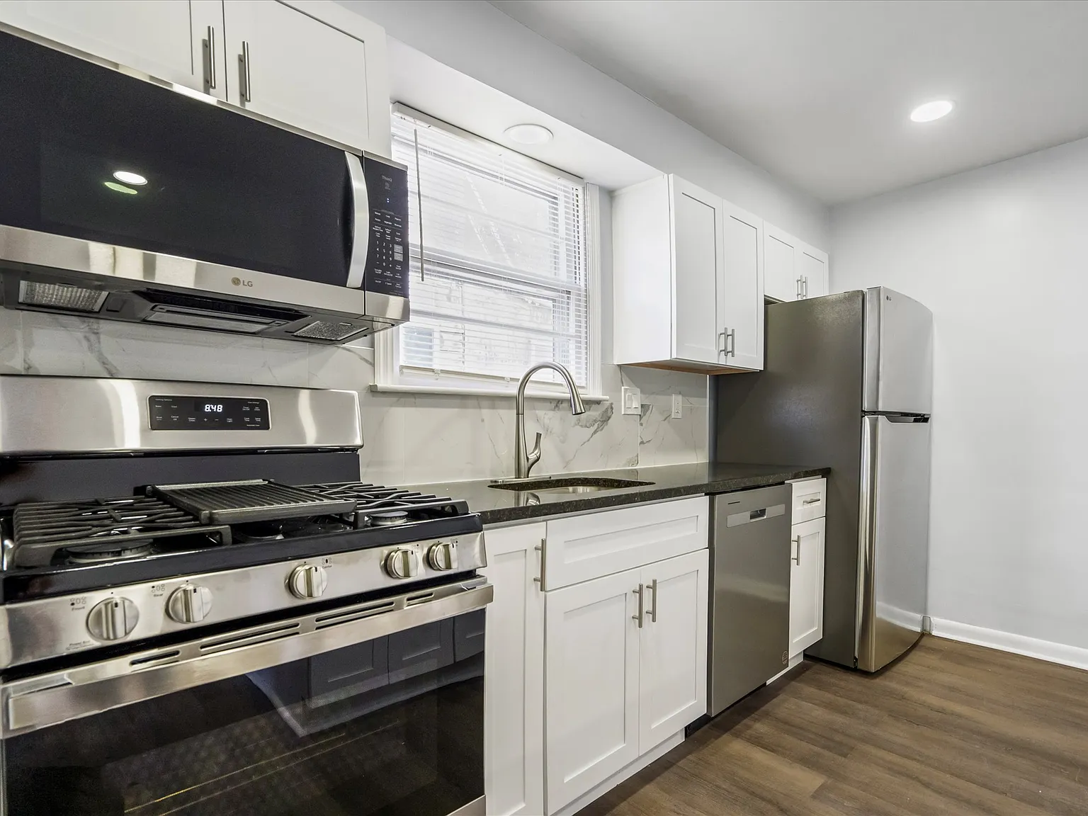 2 bed, 1100 sqft, $1,800 — Photo 2