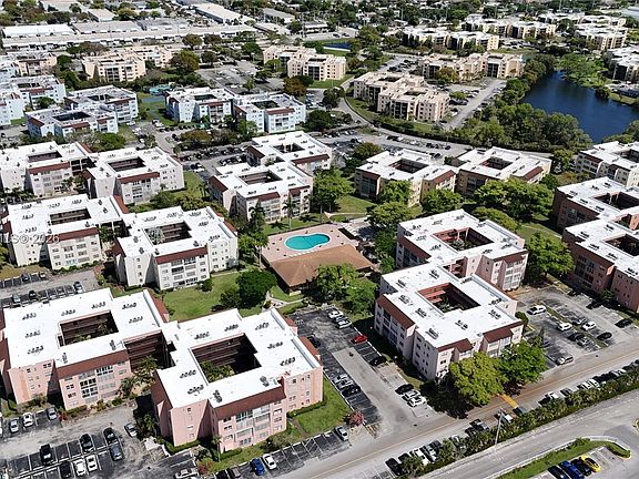 5th image of 2861 Somerset Dr APT 301