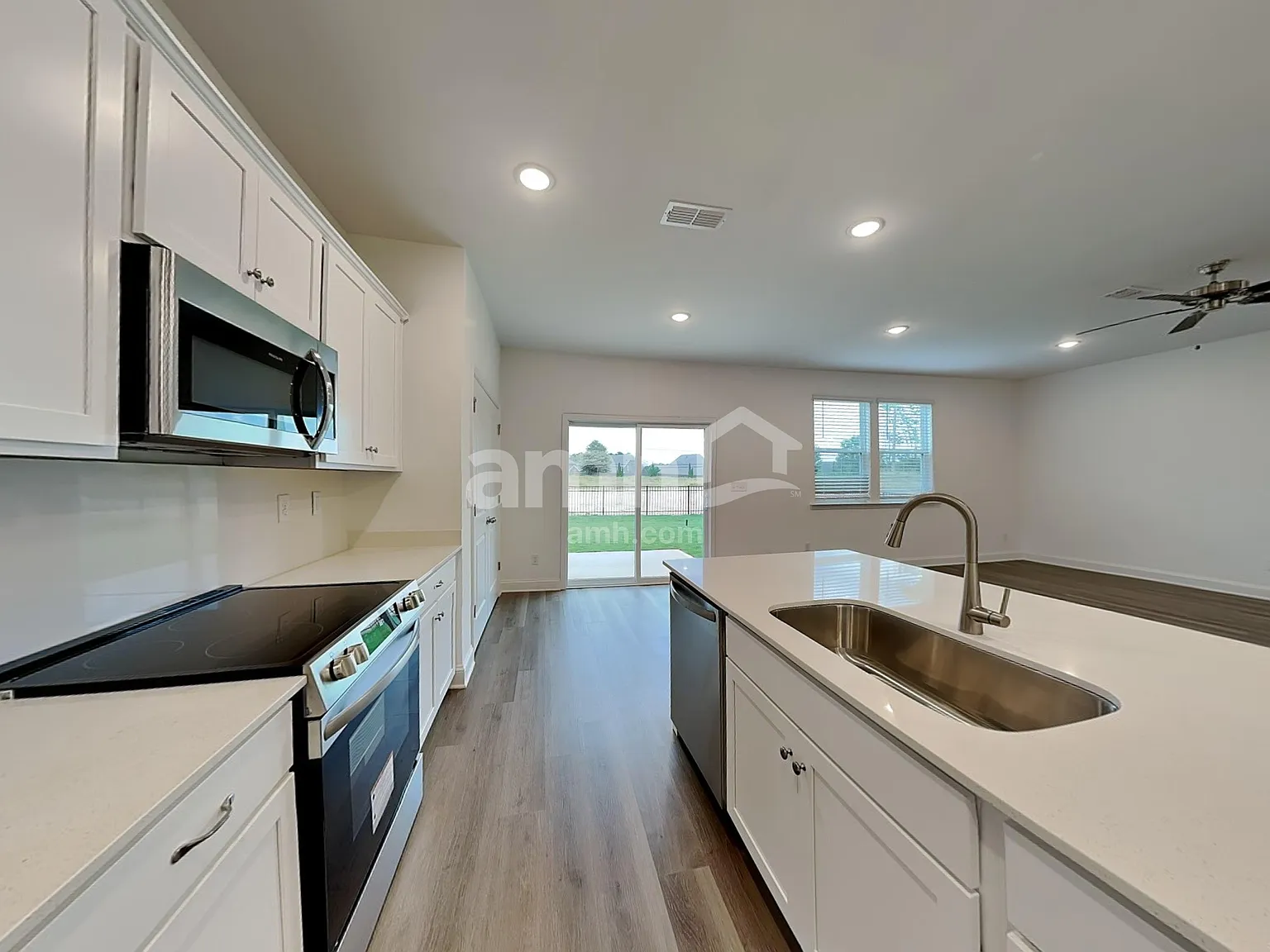 4 bed, 2.5 bath, 1977 sqft, $2,550 — Photo 4