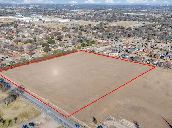 221 W Parkerville Rd, Desoto, TX 75115