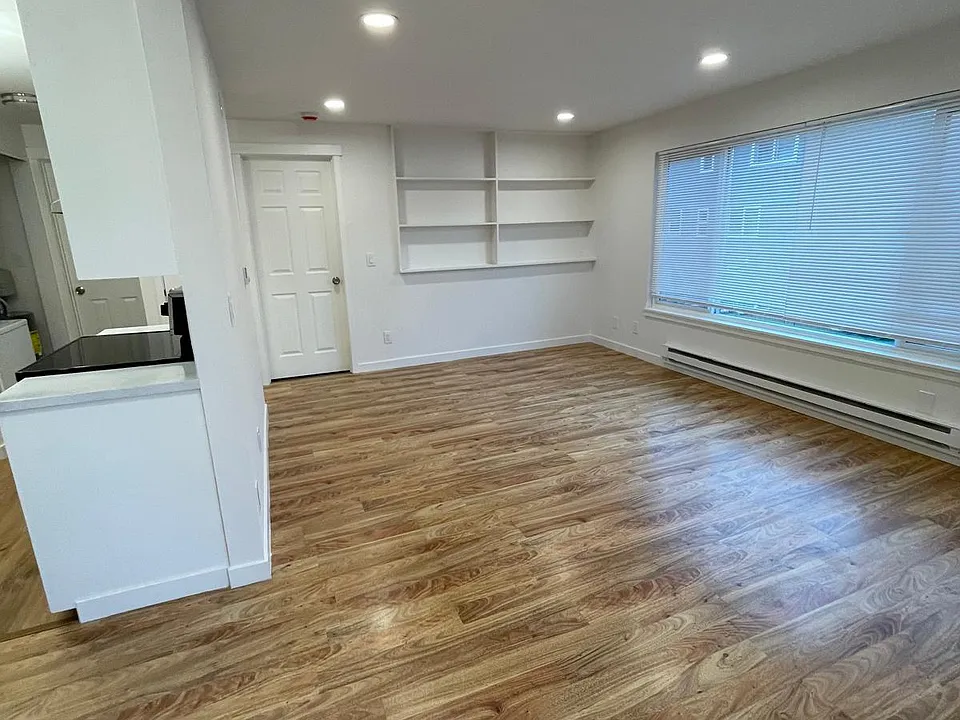 4411 Woodland Park Ave N #7
