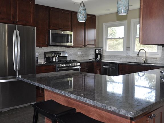 3rd image of 3030 Lakeshore Ave