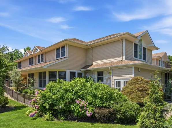 323 Baltustrol Circle, Roslyn, NY 11576