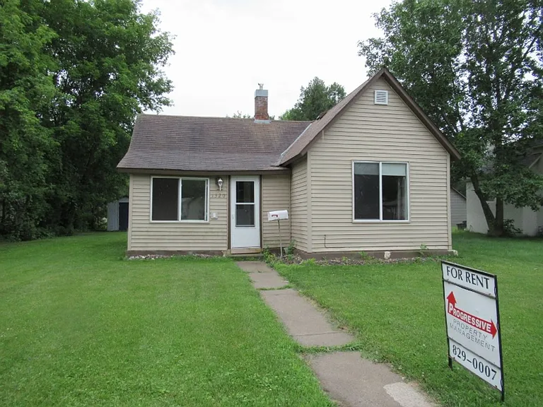 1320 Oak St — Photo 4