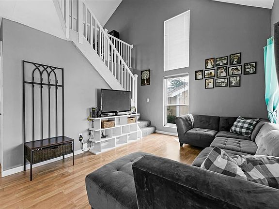 2nd image of 1422 Meadowside Dr