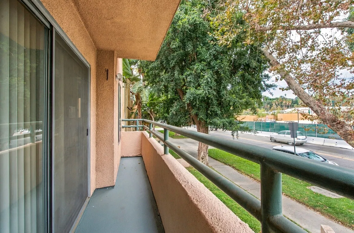 4152 Whitsett Ave — Photo 1