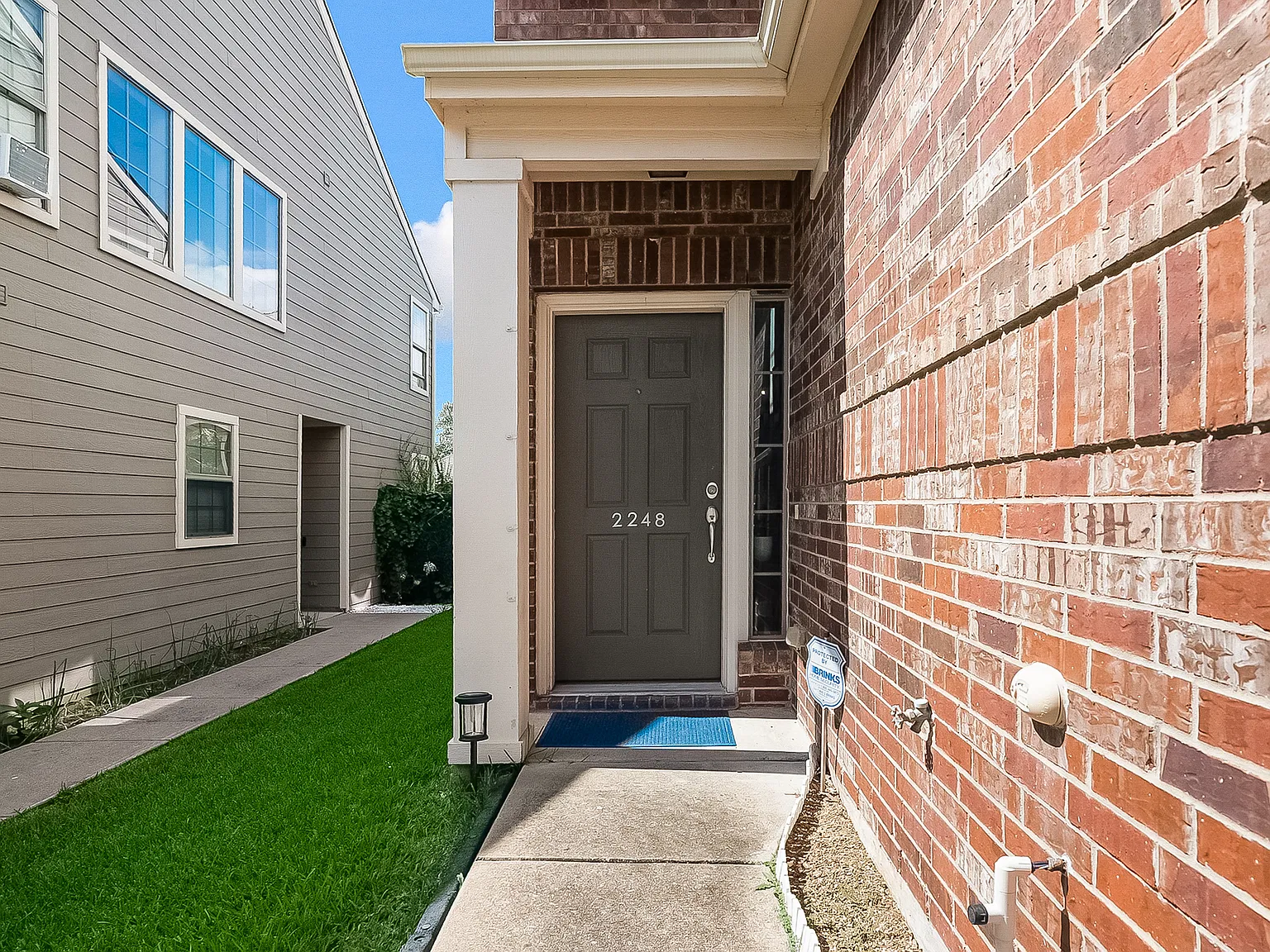 4 bed, 2.5 bath, 1876 sqft, $2,500 — Photo 2