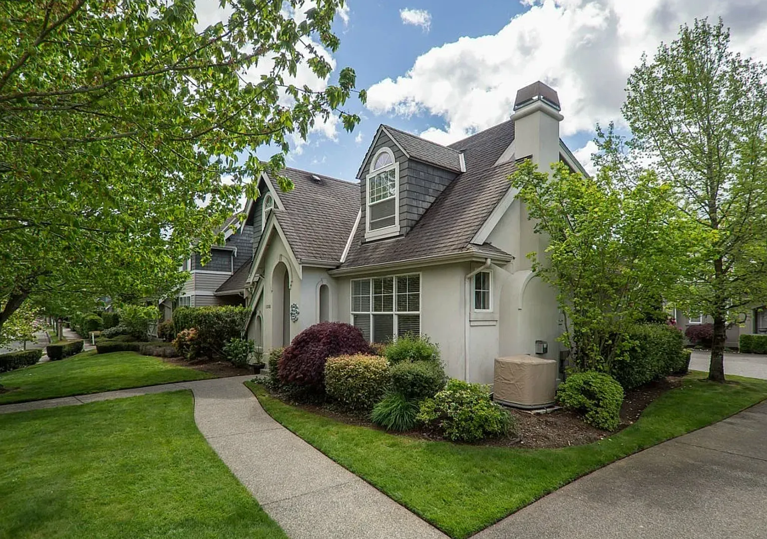 Incredible 4 Bed 2.5 Bath Issaquah Highlands Rental Home! — Photo 1