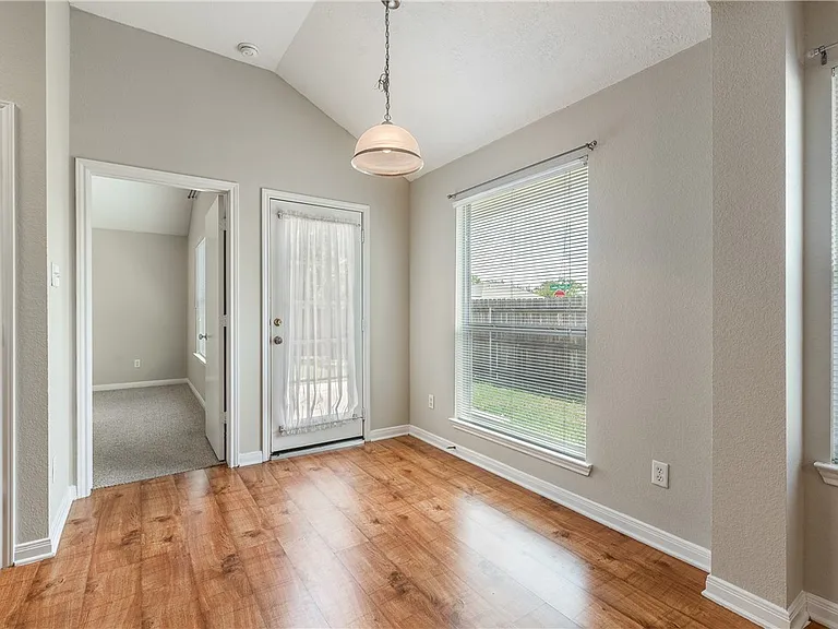 1033 Fallbrook Loop — Photo 7