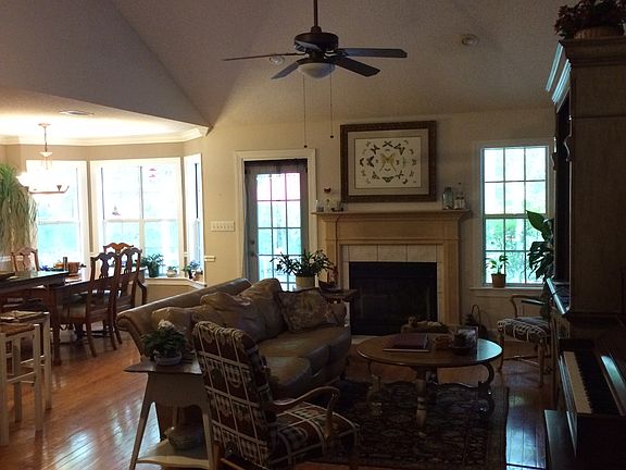 3rd image of 709 Thornbrooke Ct