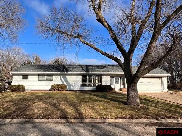 711 E Willis St, Elmore, MN 56027