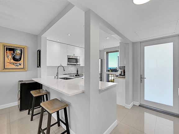 5th image of 521 N Riverside Drive #707