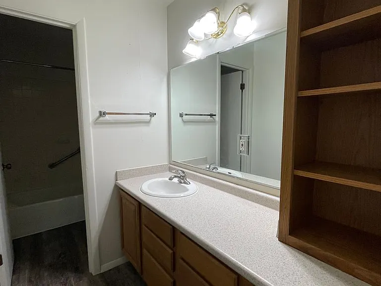 Adams Earl-900 N 21st — Photo 11