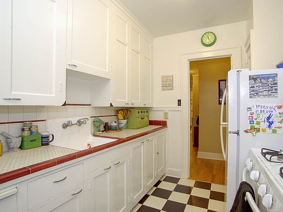 3rd image of 307 Queen Anne Ave N #3A